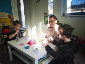 Elena Root bastelt mit ihren Jungs für Ostern